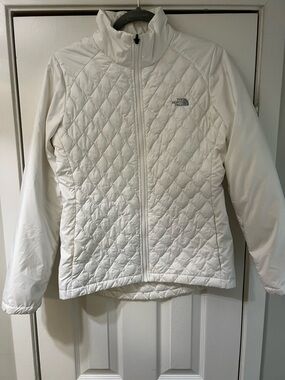 The North Face White Quilted Jacket Women’s M Lightweight Puffer Full Zip